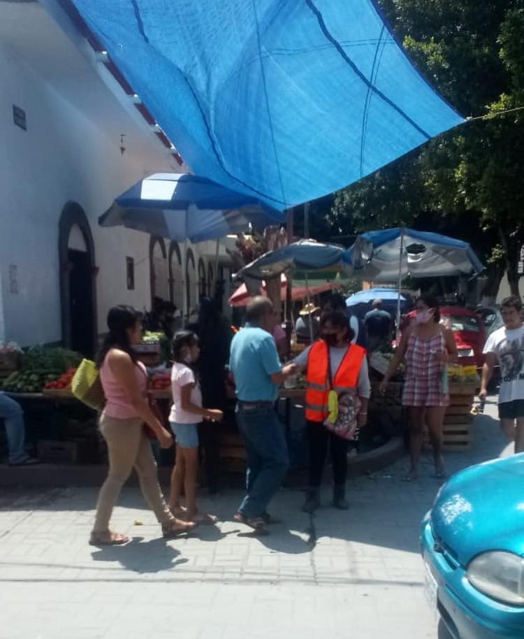 APLICACIÓN DE GEL ANTIBACTERIAL A CONSUMIDORES DEL TIANGUIS.