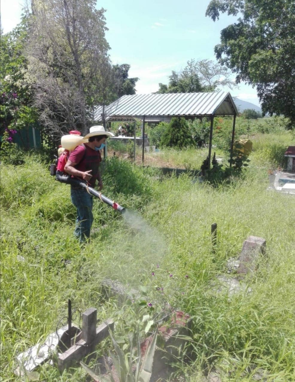 SEGUIMOS TRABAJANDO PARA PREVENIR LAS ENFERMEDADES DEL MOSQUITO EN LOS PANTEONES.