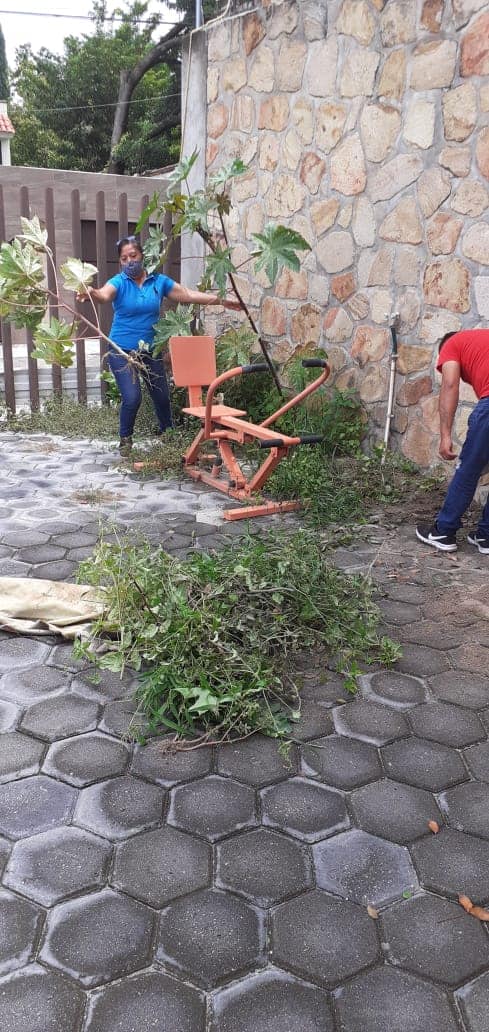 LIMPIEZA DE MALEZA EN LA ENTRADA DE LA PLAZA COMUNITARIA INEEA.