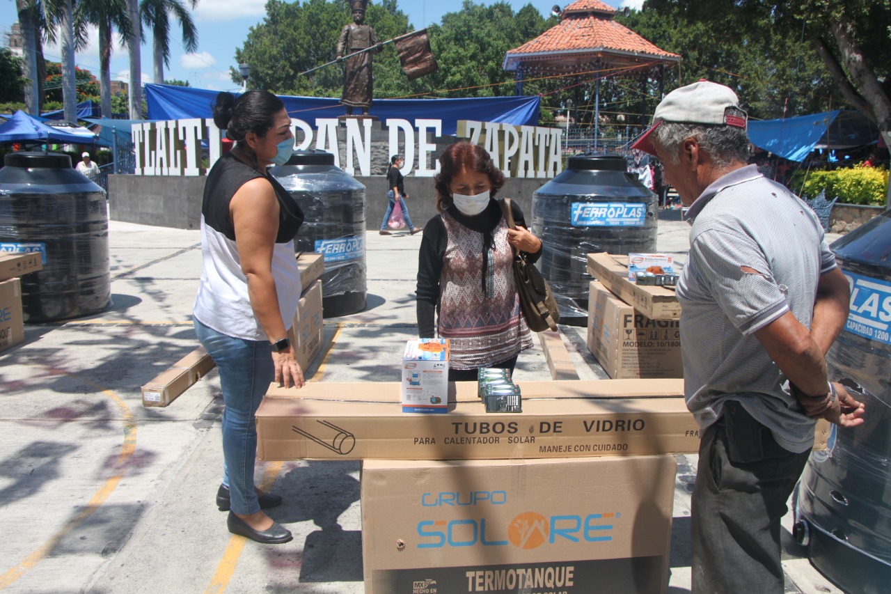 ENTREGA DE PAQUETES DE CALENTADORES SOLARES EN EL ZÓCALO DE TLALTIZAPÁN.