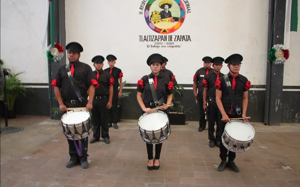 ENTREGAN AUTORIDADES MUNICIPALES PLAYERAS A BANDA DE GUERRA TIERRA Y LIBERTAD.