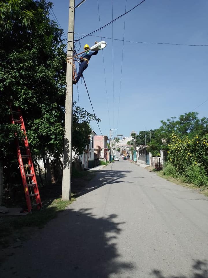 MANTENIMIENTO DE ALUMBRADO PÚBLICO EN LA COL. CENTRO.