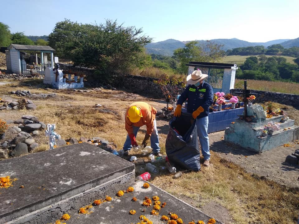 DESCACHARRIZACIÓN EN PANTEONES DEL MUNICIPIO.