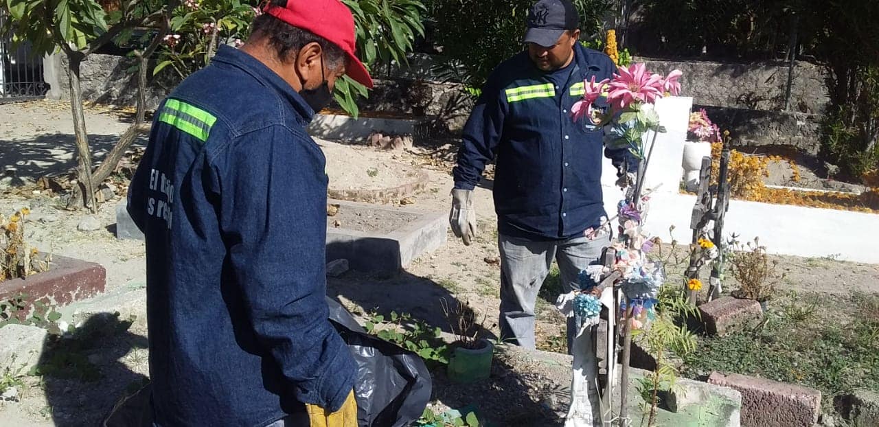 MANTIENEN TAREAS DE  DESCACHARRIZACIÓN  EN  PANTEONES .