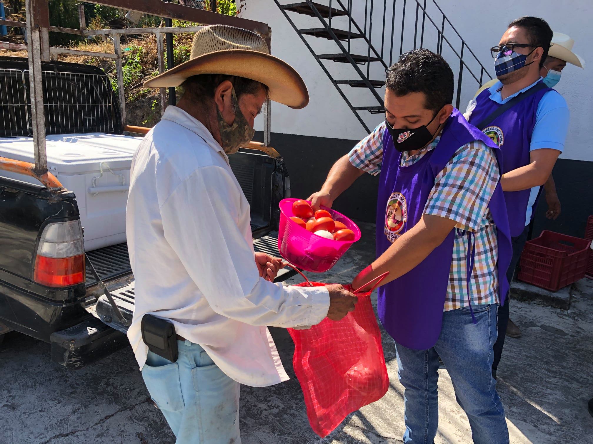 SEGUIMOS TRABAJANDO ENTREGANDO APOYO DE CARNE Y VERDURA EN LA COLONIA MORELOS.