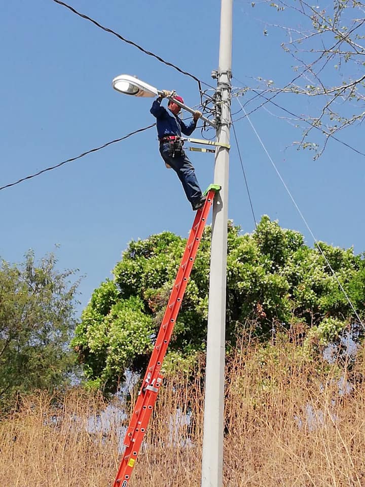 SE REALIZA REHABILITACIÓN DE ALUMBRADO PÚBLICO EN EL MUNICIPIO DE TLALTIZAPÁN.